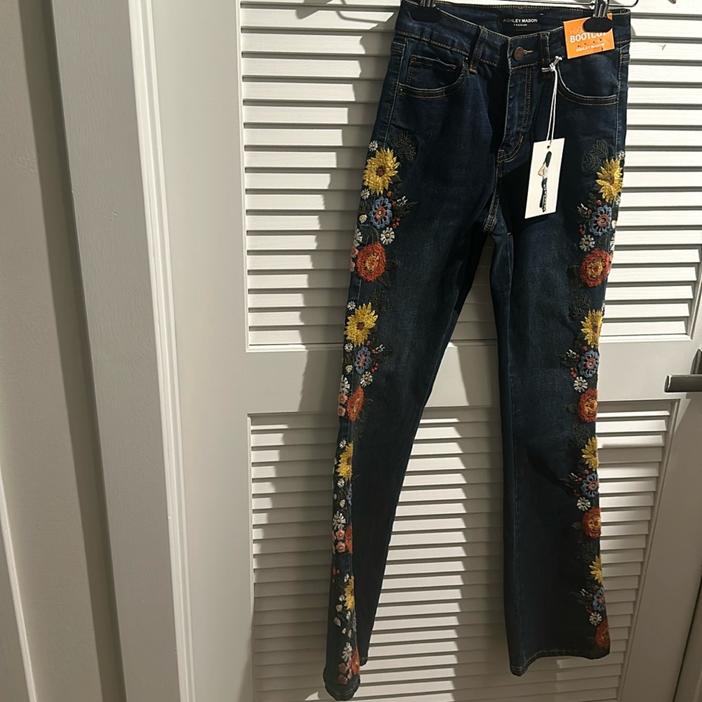 NWT Ashley Mason Premium High Rise Bootcut Embroidered on both sides w/5 pockets